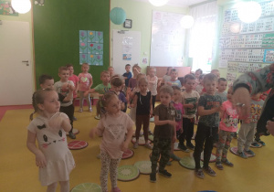 Dzieci tańczą przy piosence o książkach.